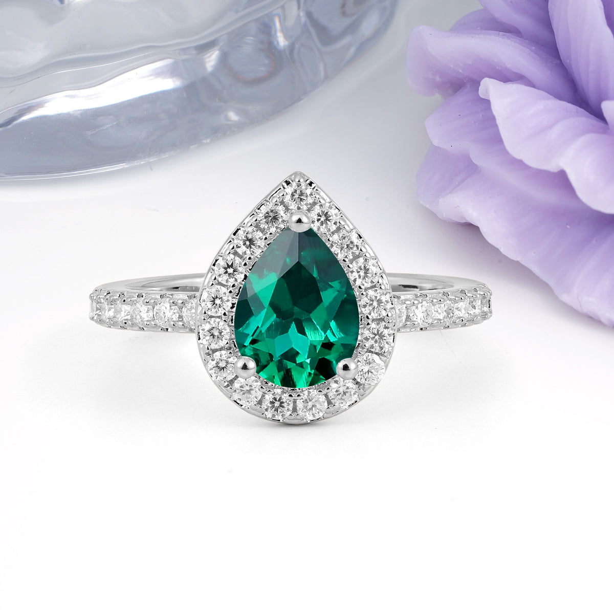Luxurious Vintage 3 Prong Pear Cut Emerald Engagement Ring - Additional view