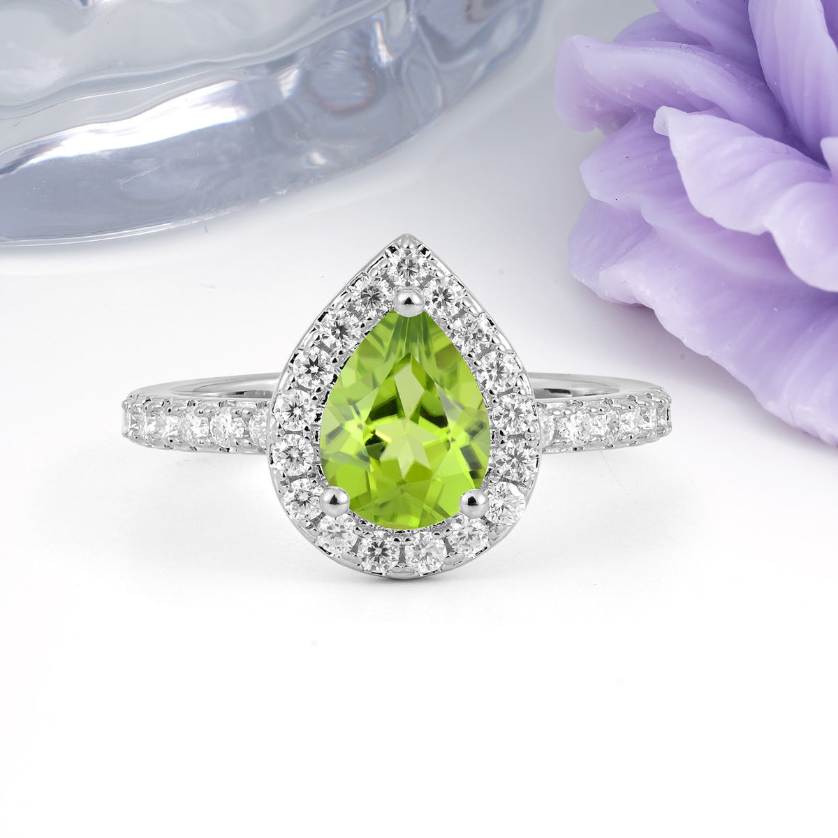 Luxurious Vintage 3 Prong Pear Cut Peridot Engagement Ring - Additional view