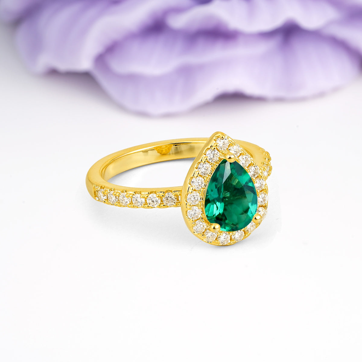 Luxurious Vintage 3 Prong Pear Cut Emerald Engagement Ring - Additional view