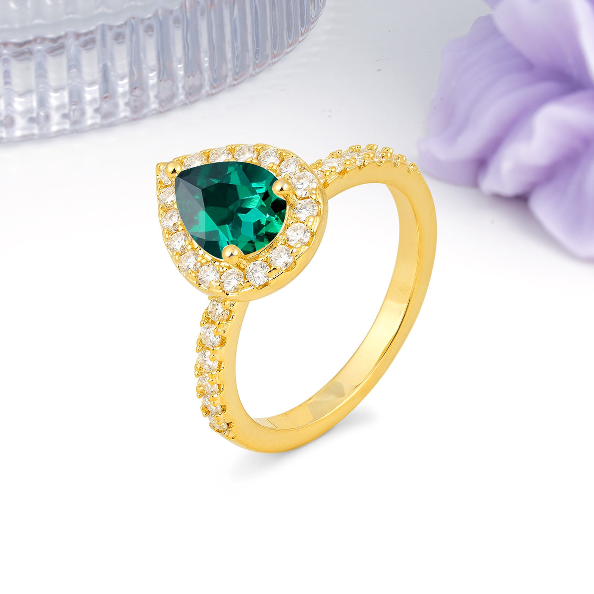 Luxurious Vintage 3 Prong Pear Cut Emerald Engagement Ring - Additional view