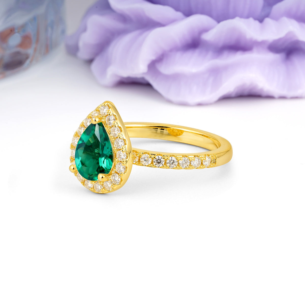 Luxurious Vintage 3 Prong Pear Cut Emerald Engagement Ring - Additional view