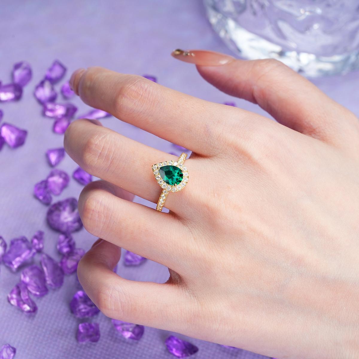Luxurious Vintage 3 Prong Pear Cut Emerald Engagement Ring