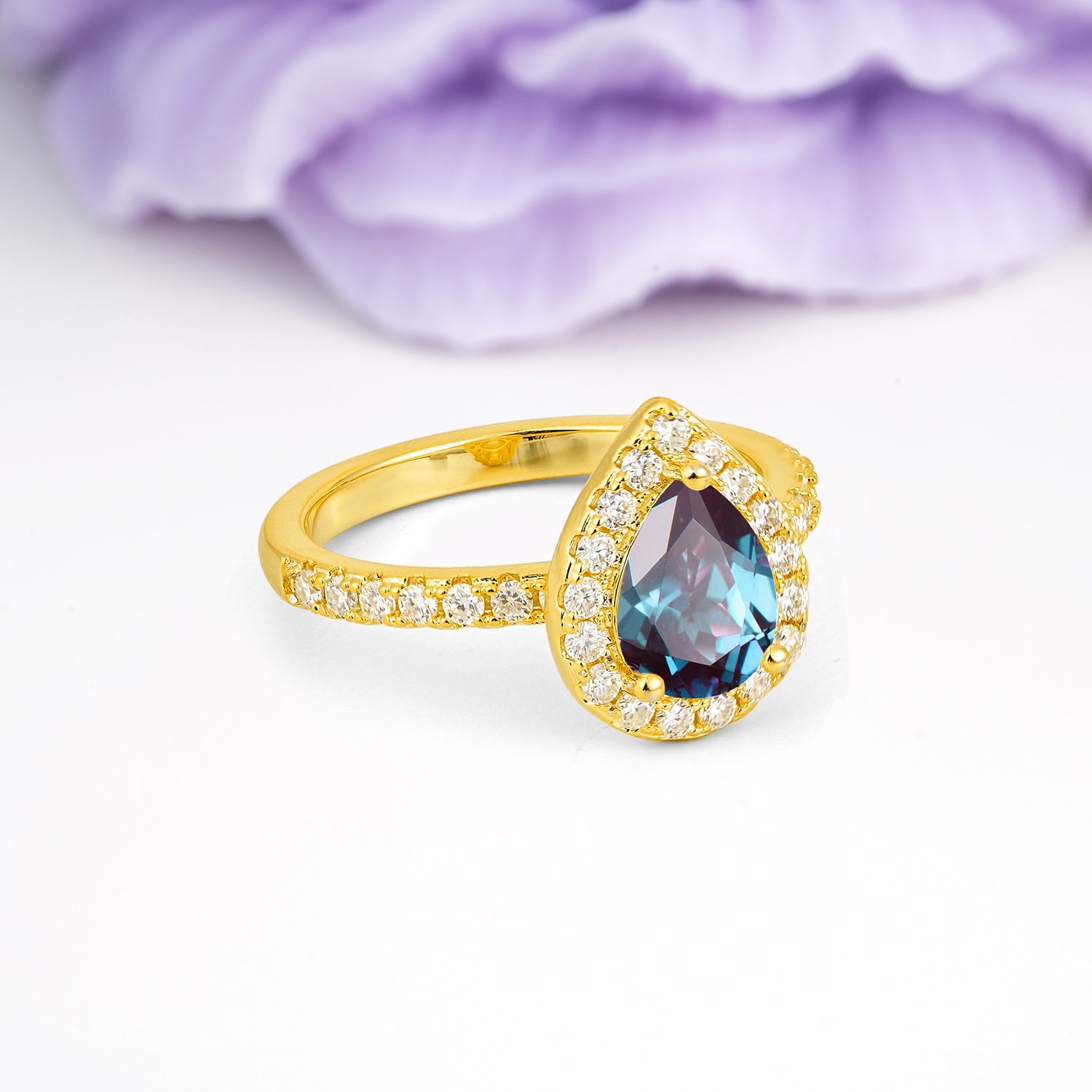 Luxurious Vintage 3 Prong Pear Cut Alexandrite Engagement Ring - Additional view