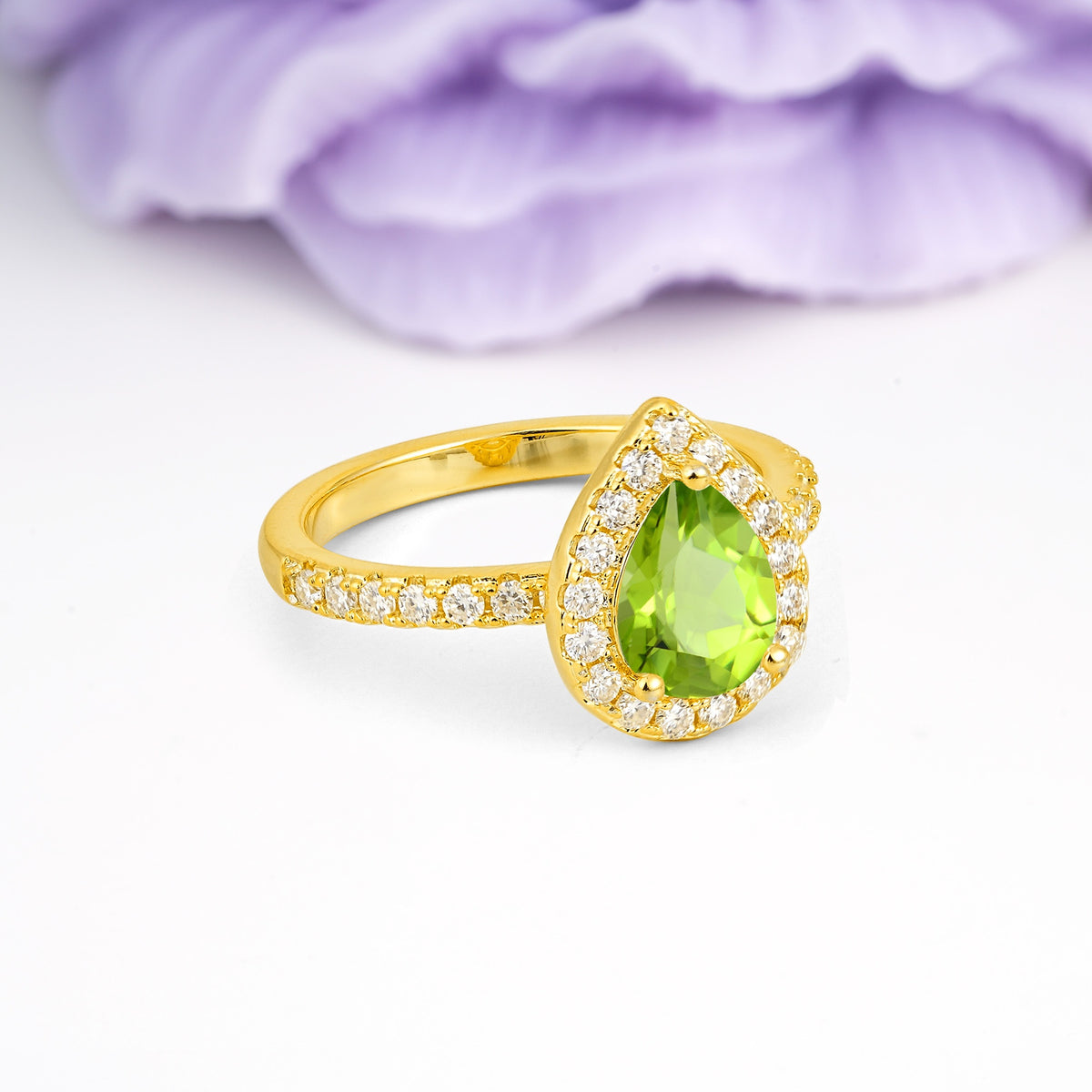Luxurious Vintage 3 Prong Pear Cut Peridot Engagement Ring - Additional view