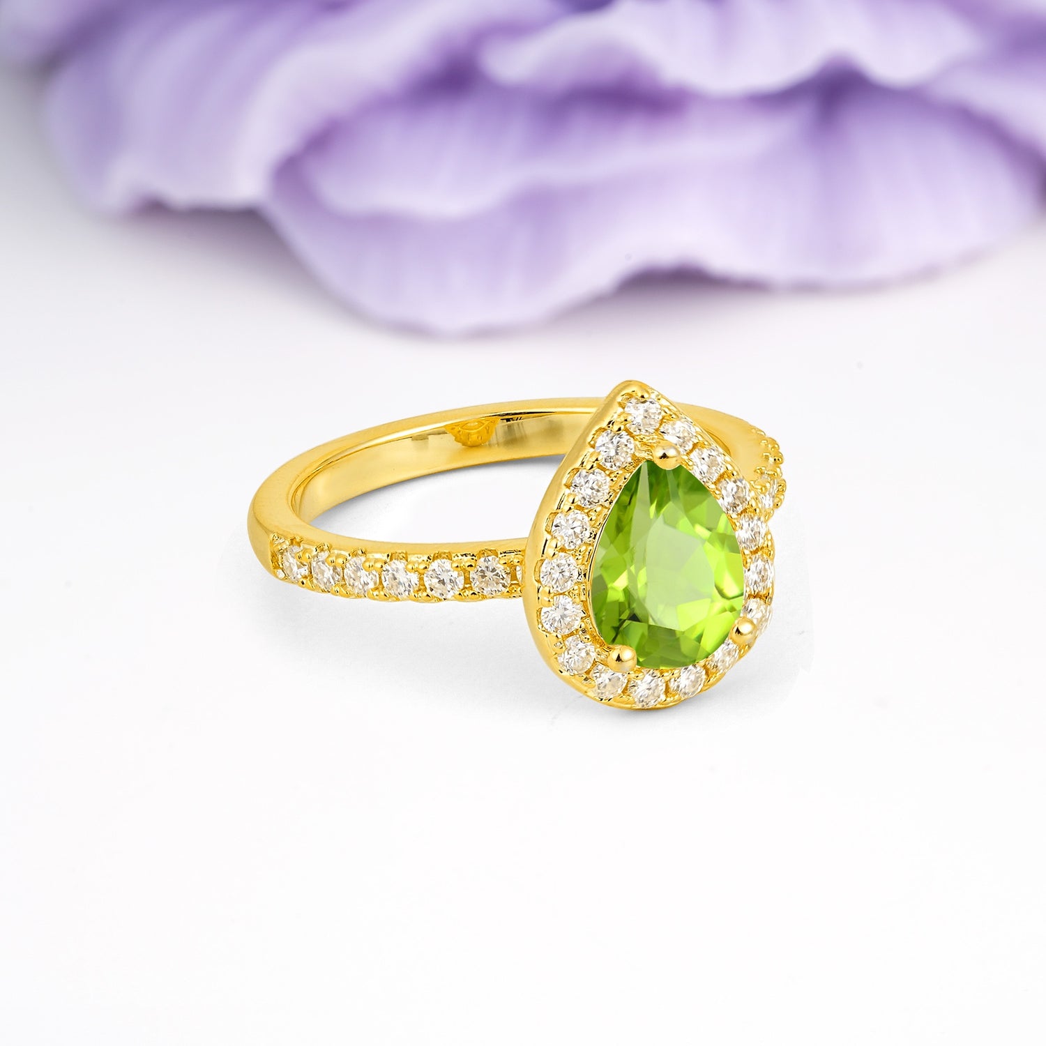 Luxurious Vintage 3 Prong Pear Cut Peridot Engagement Ring - Additional view