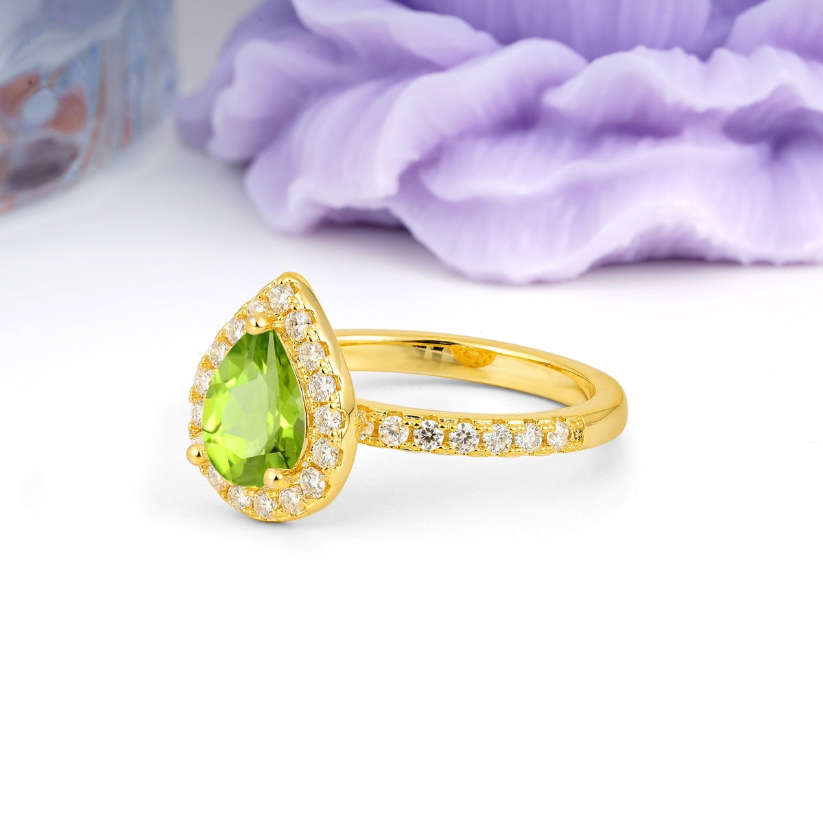 Luxurious Vintage 3 Prong Pear Cut Peridot Engagement Ring - Additional view