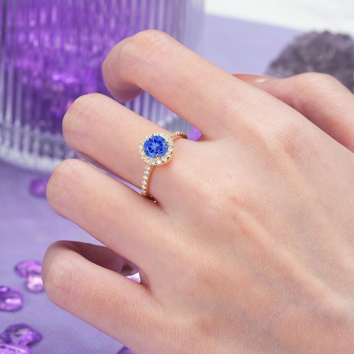 Luxurious Vintage 4 Prong Round Cut Sapphire Engagement Ring