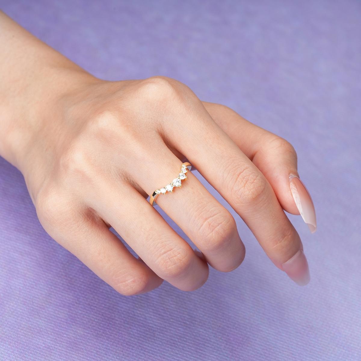 Classic Vintage Crown 3 Prong Round Cut Moissanite Wedding Ring