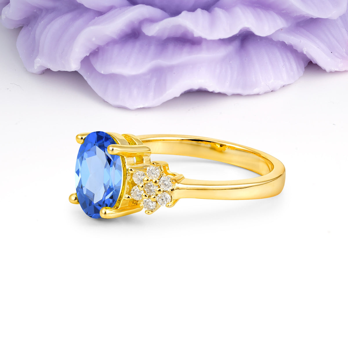 Luxurious Classic 4-Prong Oval Cut Sapphire Engagement Ring - Additional view