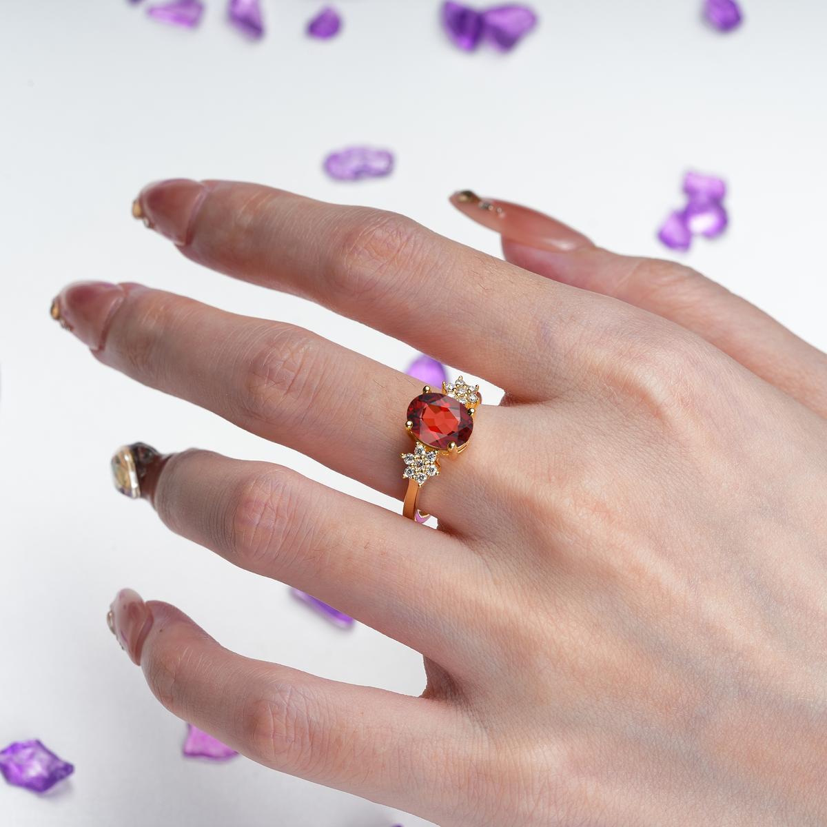 Luxurious Classic 4-Prong Oval Cut Garnet Engagement Ring