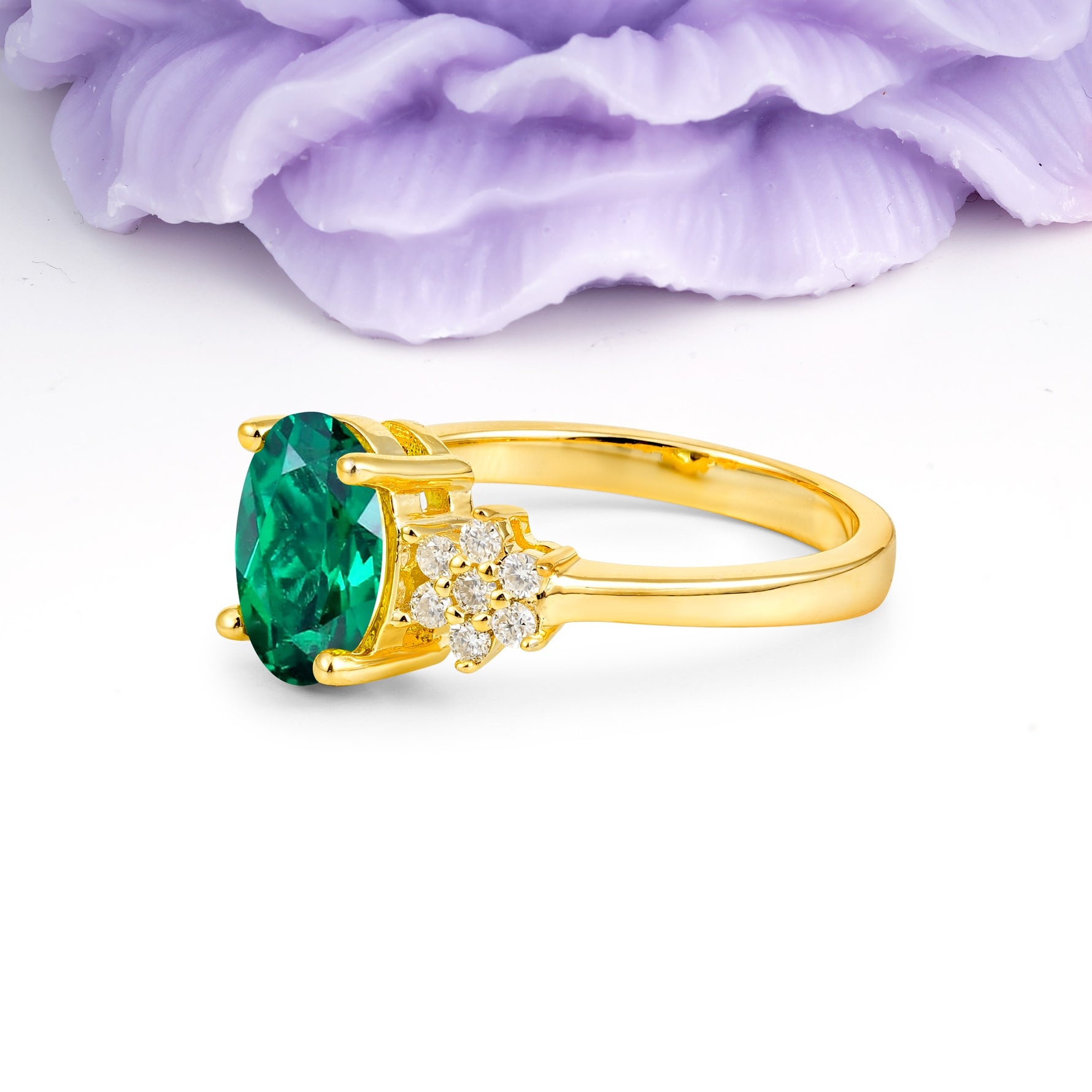 Luxurious Classic 4-Prong Oval Cut Emerald Engagement Ring - Additional view