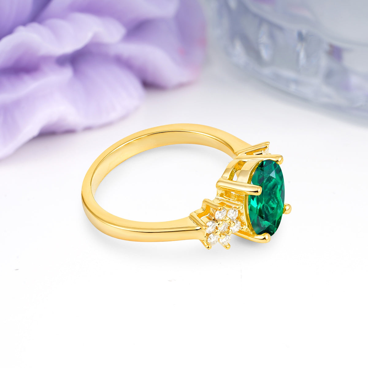 Luxurious Classic 4-Prong Oval Cut Emerald Engagement Ring - Additional view