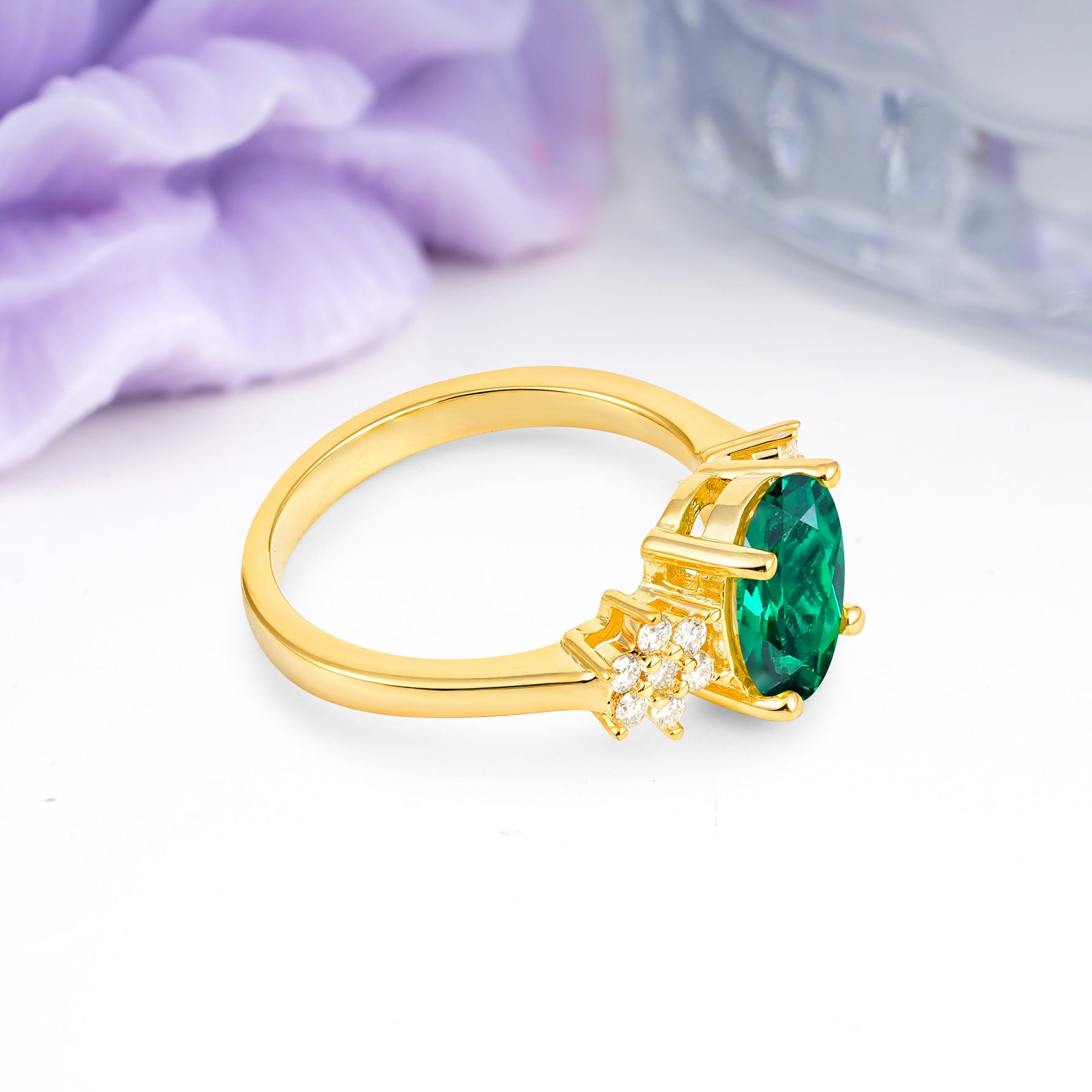 Luxurious Classic 4-Prong Oval Cut Emerald Engagement Ring - Additional view