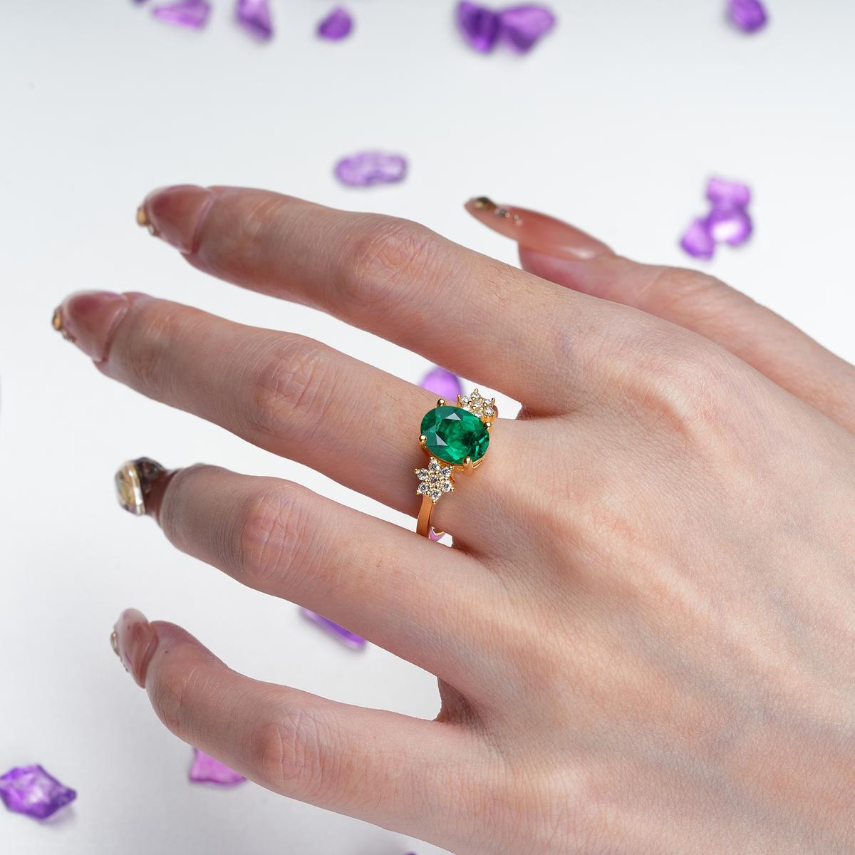 Luxurious Classic 4-Prong Oval Cut Emerald Engagement Ring