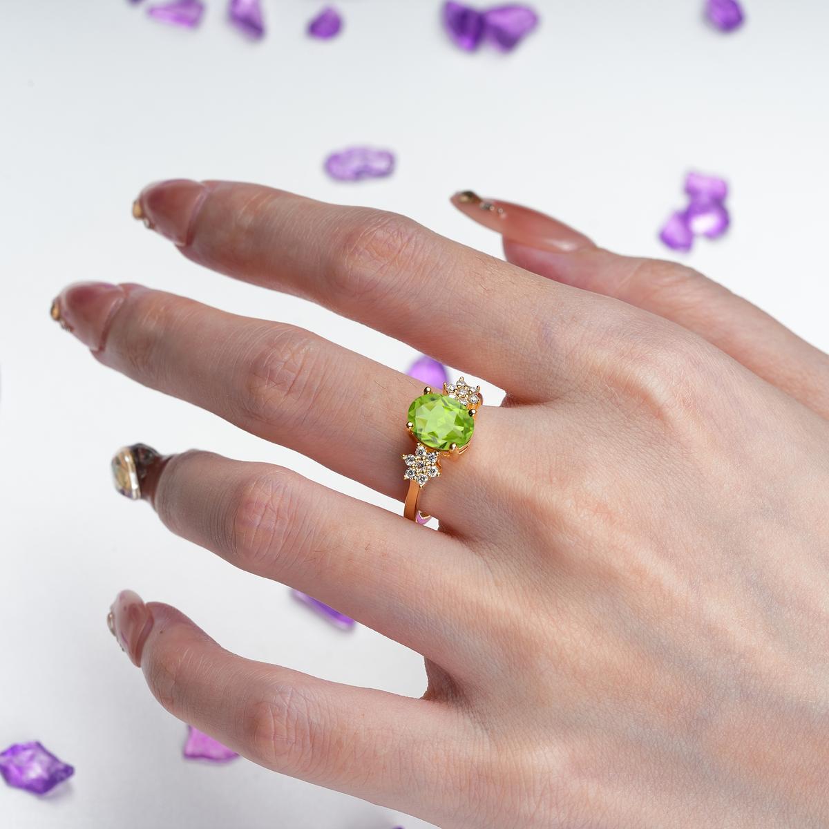 Luxurious Classic 4-Prong Oval Cut Peridot Engagement Ring