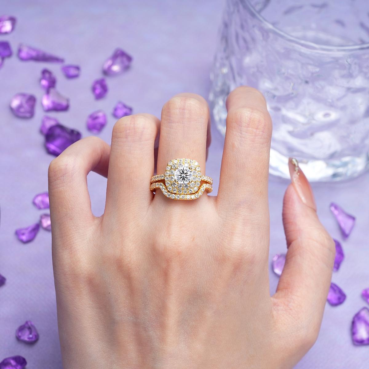 Classic Pavé-Set, Luxurious 4-Prong Round Cut Lab Diamond Bridal Ring Set