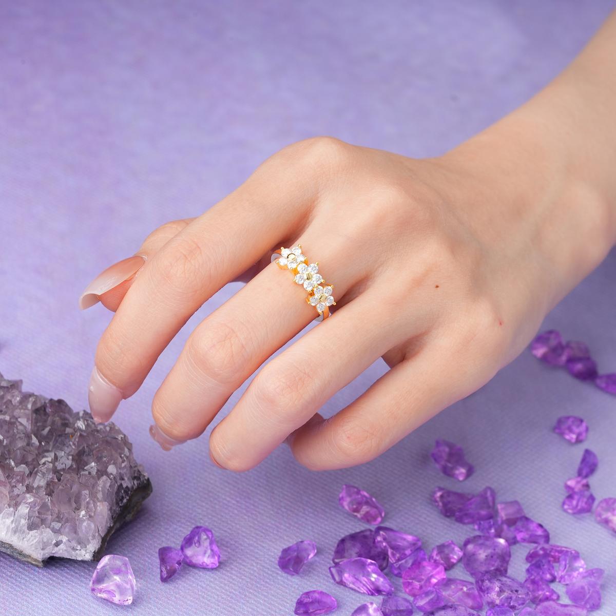 Luxurious Flower-Shaped Round-Cut Moissanite Wedding Ring