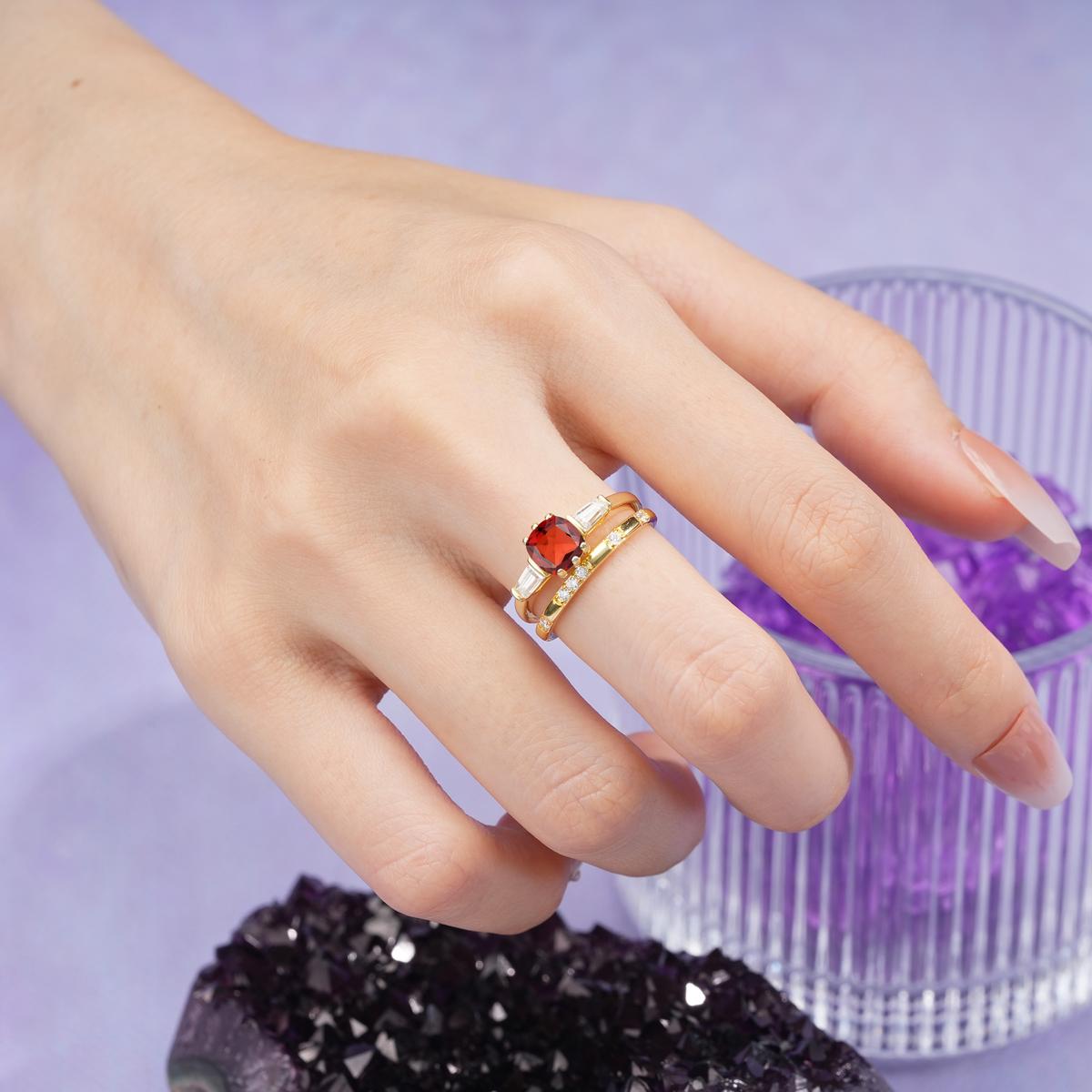 Luxurious & Minimalist 6-Prong Princess-Cut Garnet Bridal Ring Set