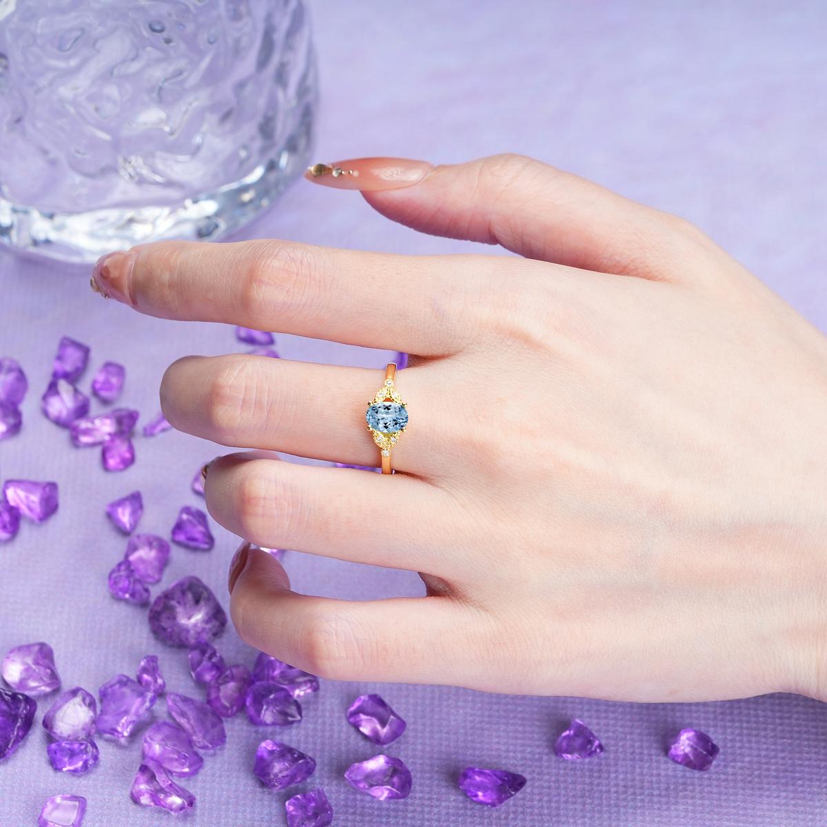 Luxurious 4-Prong Oval Cut Aquamarine Engagement Ring