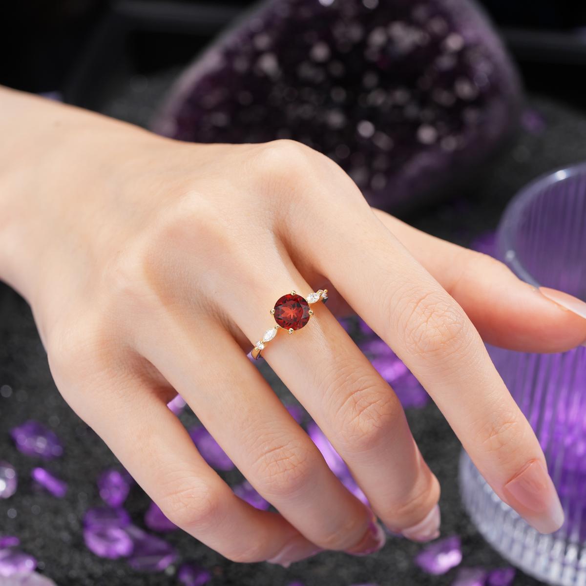 Classic Retro Luxury 4-Prong Round Cut Garnet Engagement Ring