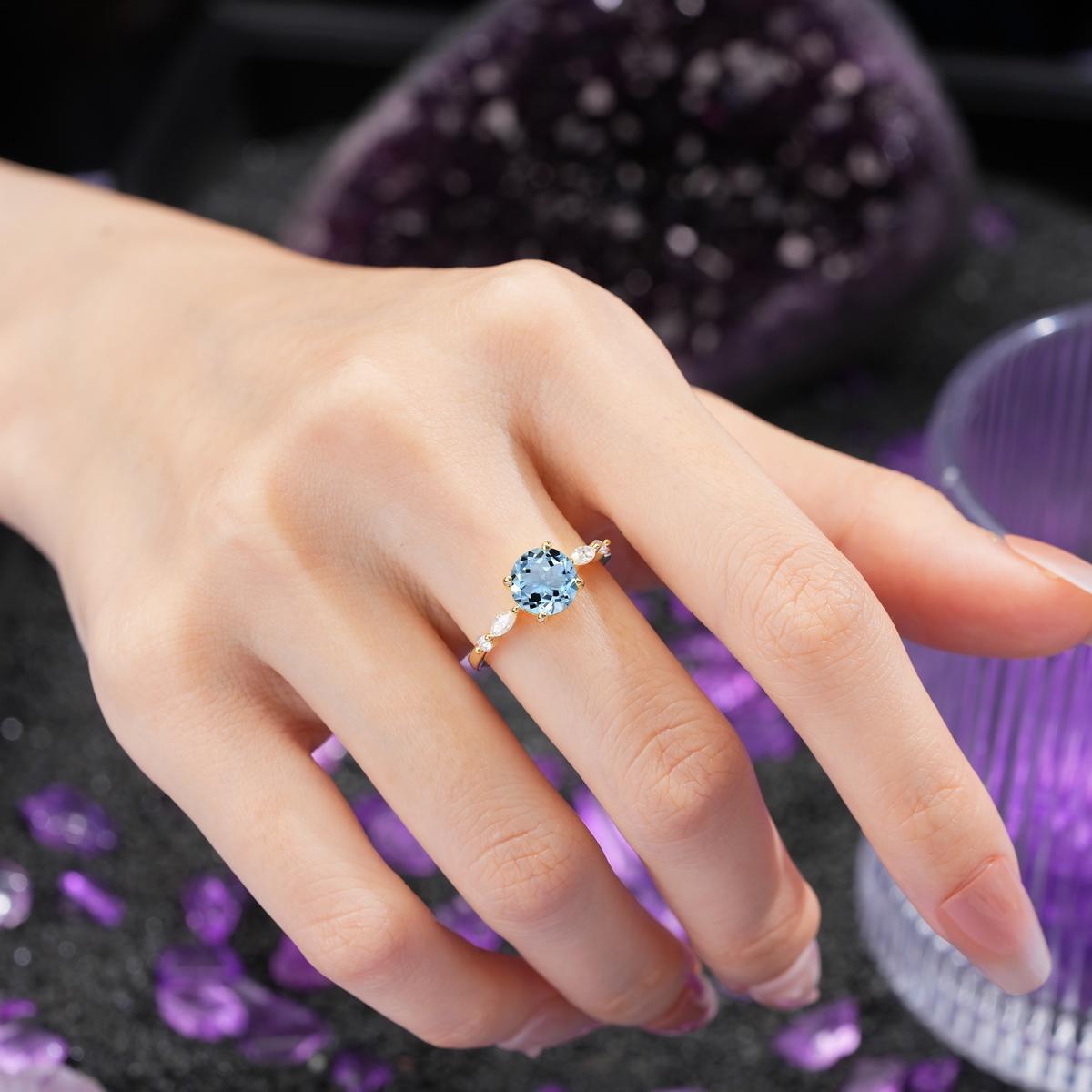Classic Retro Luxury 4-Prong Round Cut Aquamarine Engagement Ring