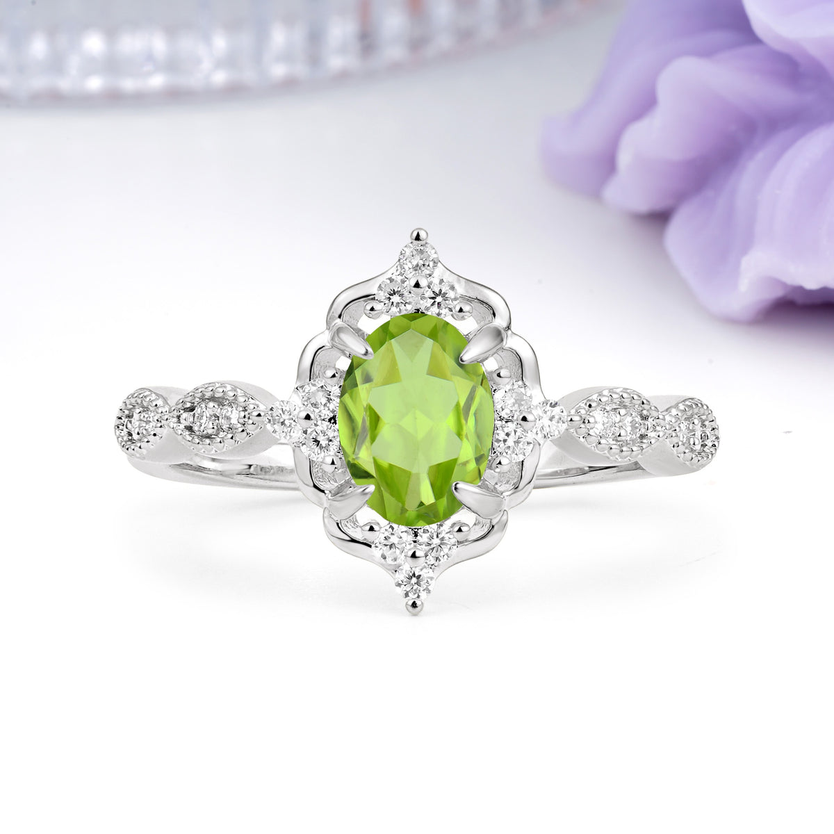 Luxurious Vintage 4-Prong Oval Cut Peridot Engagement Ring - Additional view