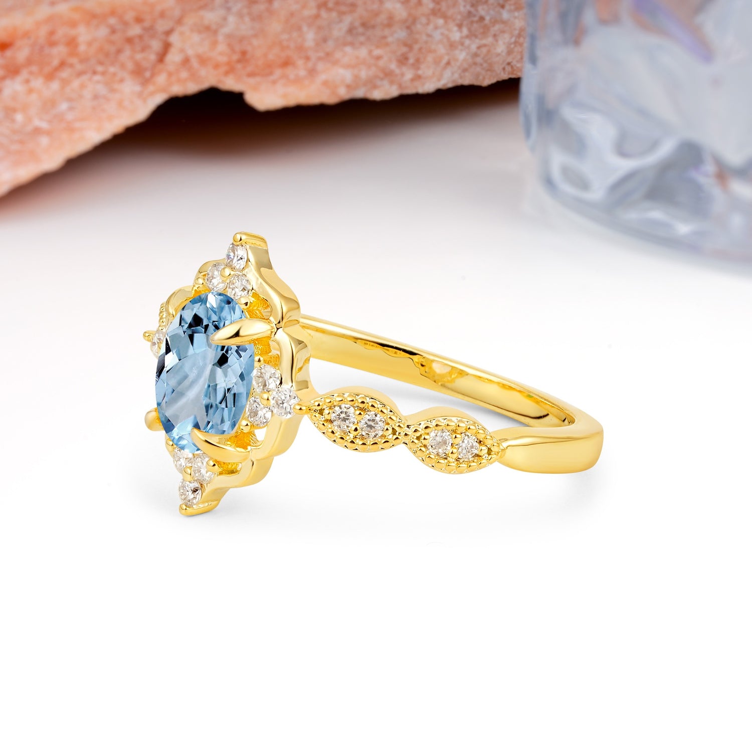 Luxurious Vintage 4-Prong Oval Cut Aquamarine Engagement Ring - Additional view