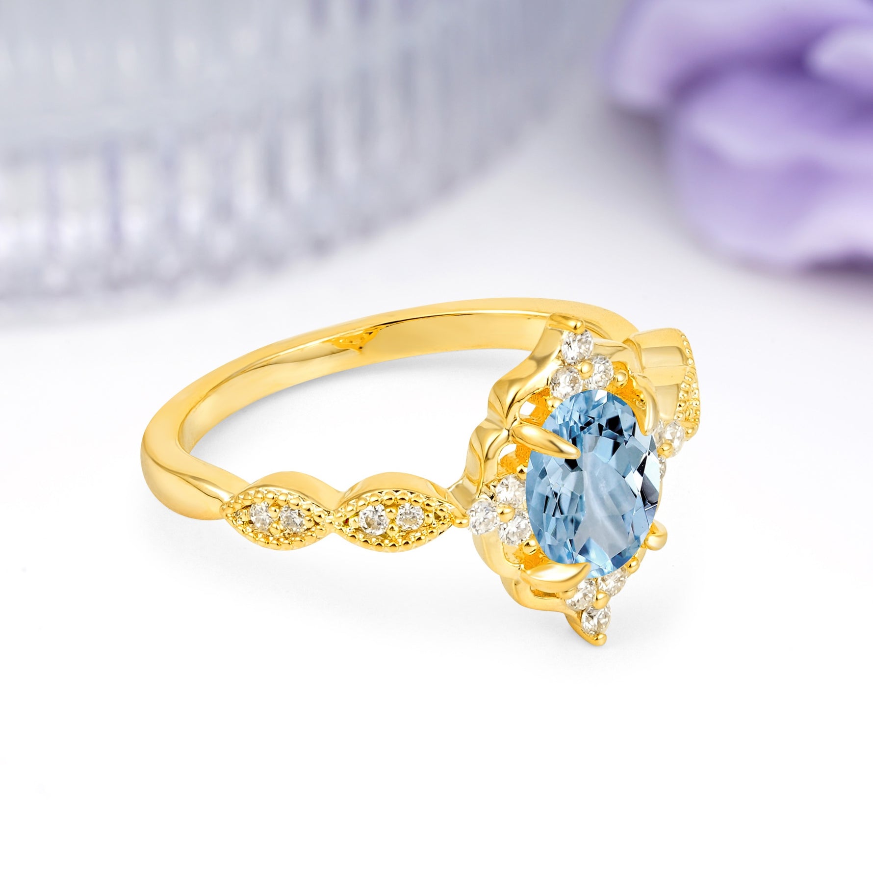 Luxurious Vintage 4-Prong Oval Cut Aquamarine Engagement Ring - Additional view