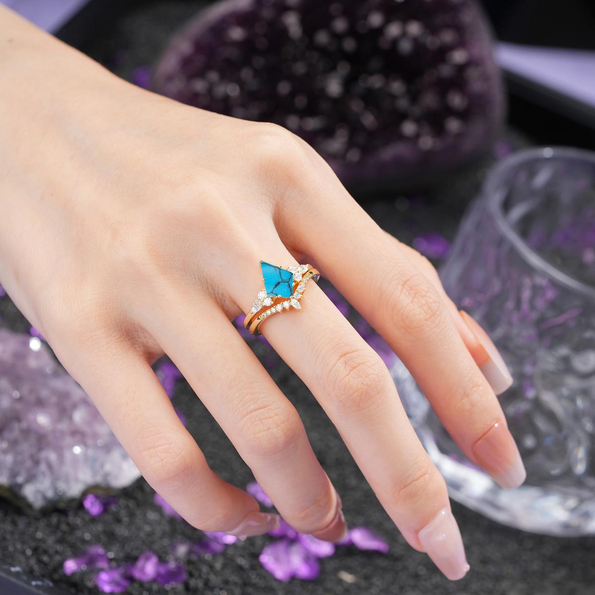 Classic, Luxurious 5-Prong Kite Cut Turquoise Bridal Ring Set