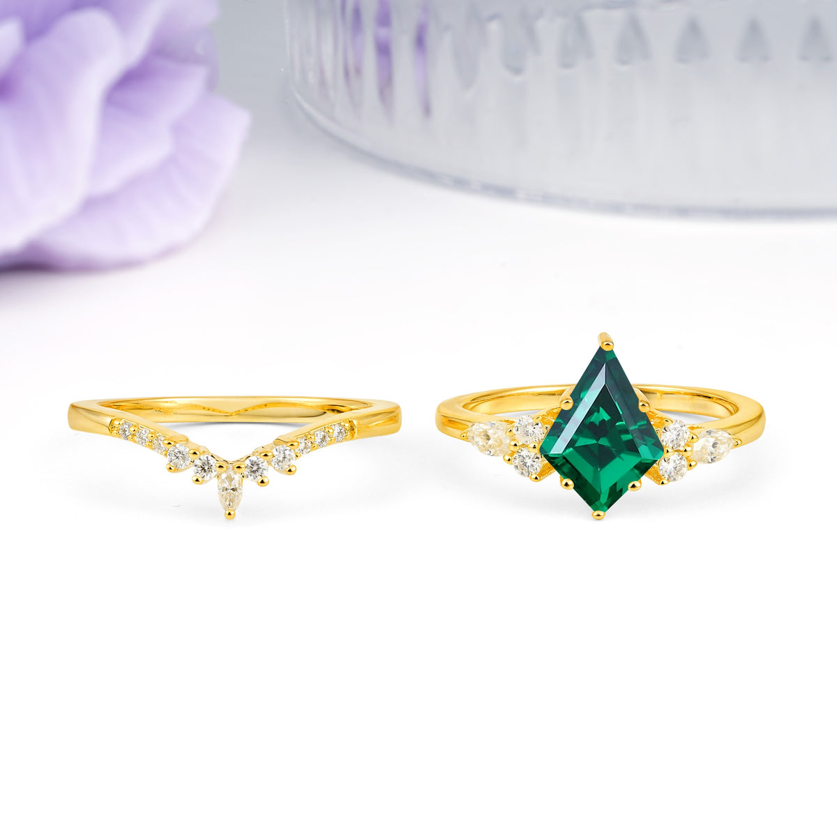 Classic, Luxurious 5-Prong Kite Cut Emerald Bridal Ring Set - Additional view