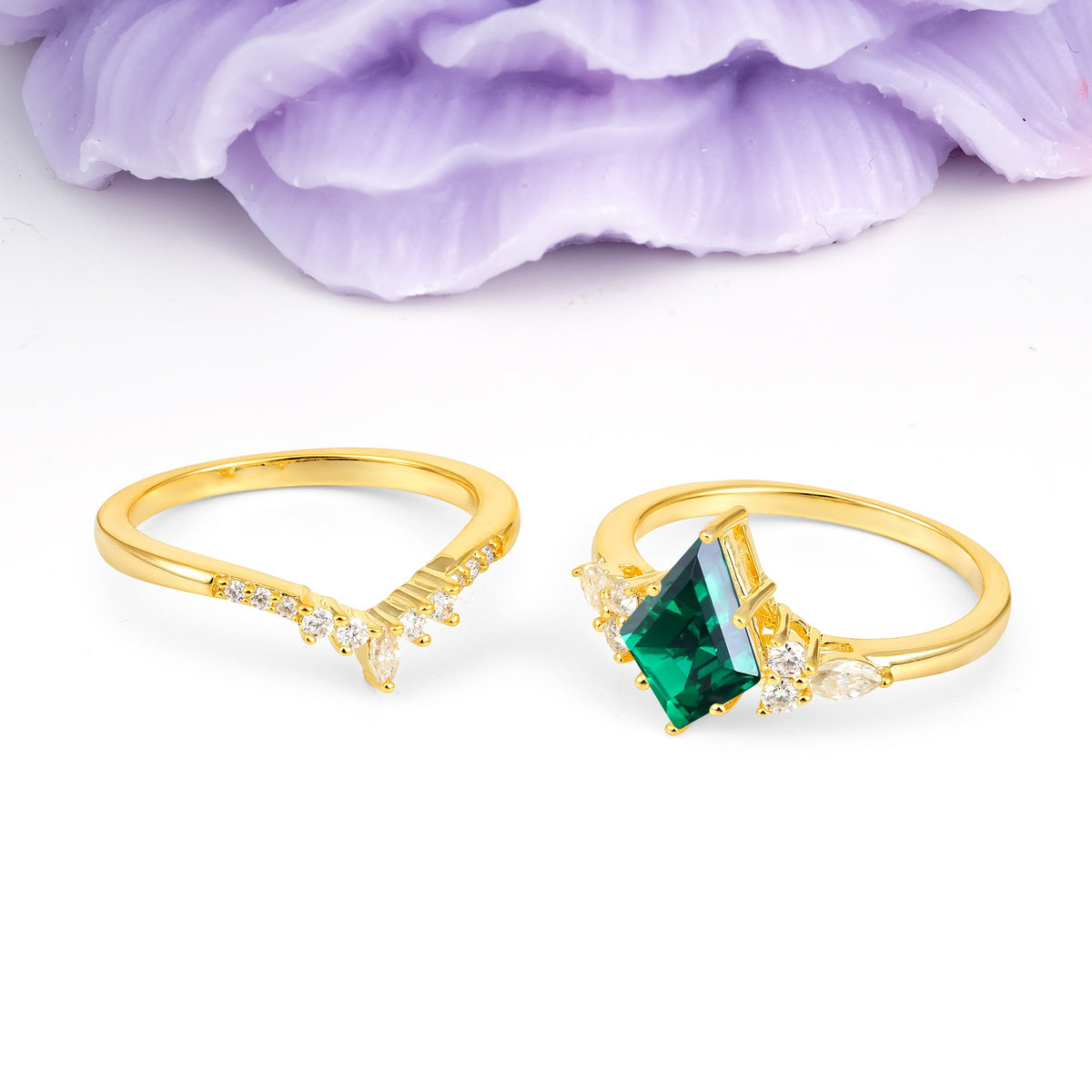 Classic, Luxurious 5-Prong Kite Cut Emerald Bridal Ring Set - Additional view