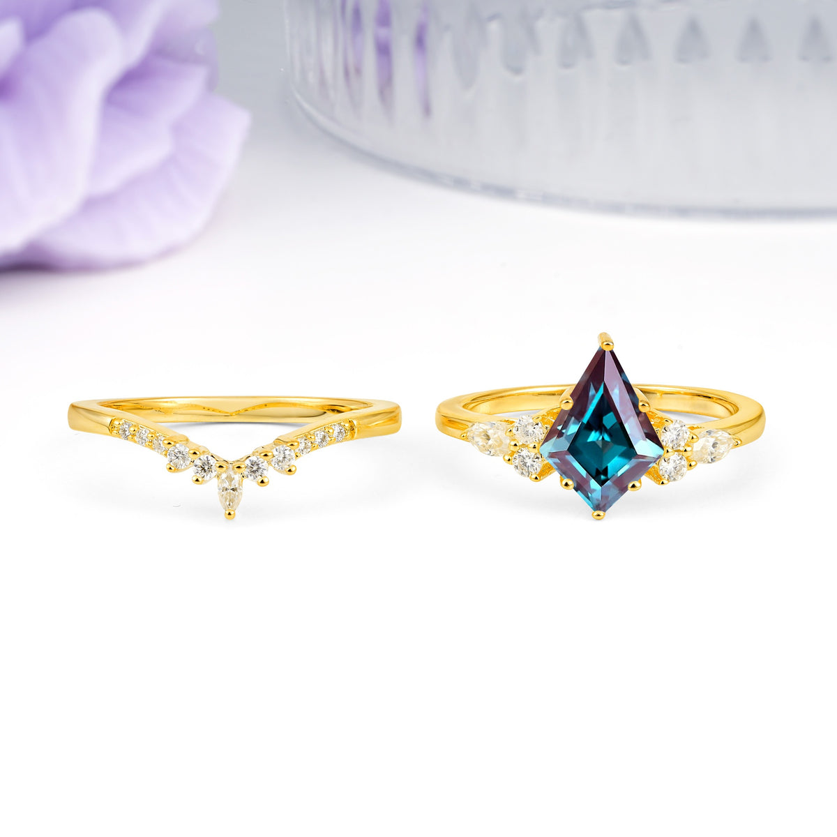 Classic, Luxurious 5-Prong Kite Cut Alexandrite Bridal Ring Set - Additional view
