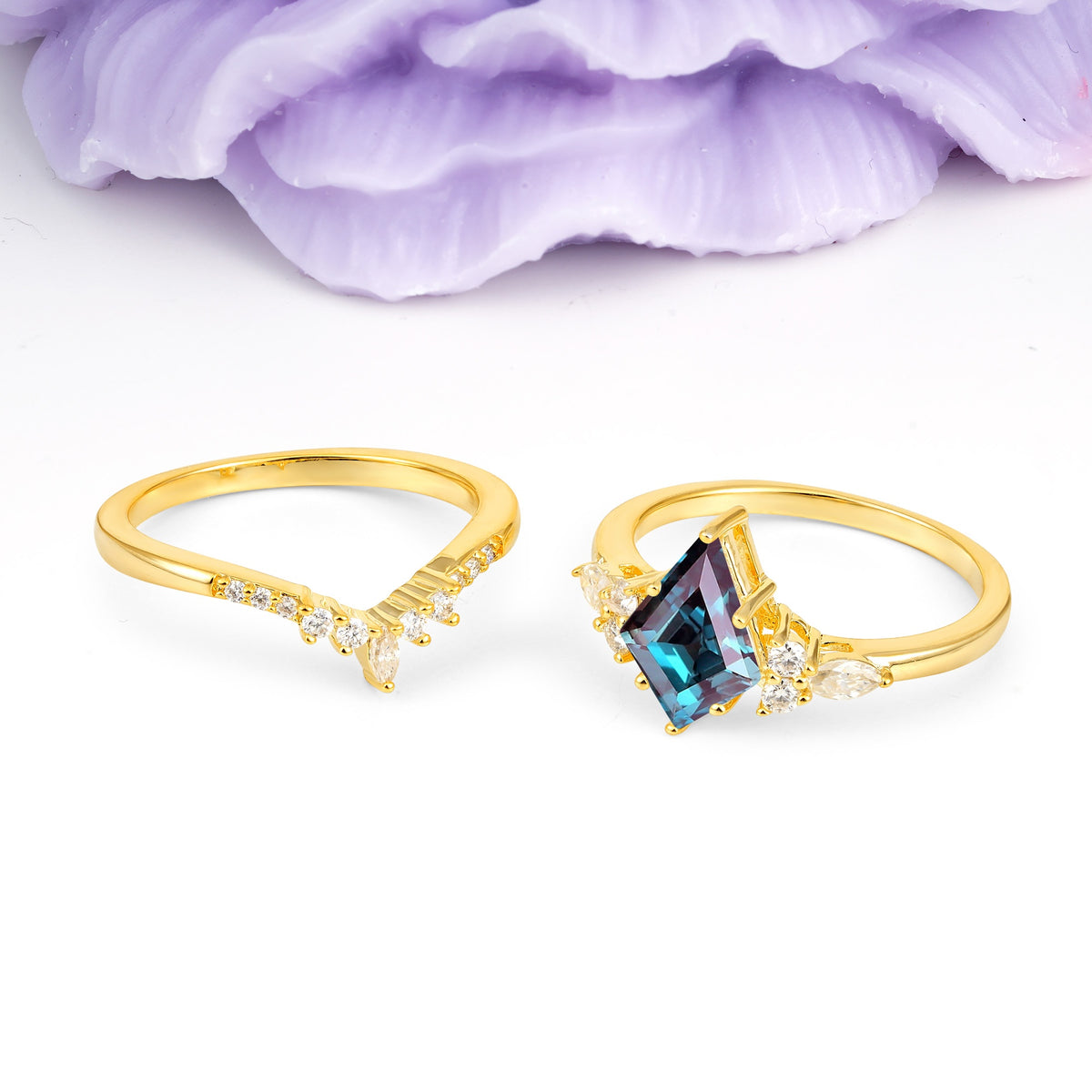 Classic, Luxurious 5-Prong Kite Cut Alexandrite Bridal Ring Set - Additional view
