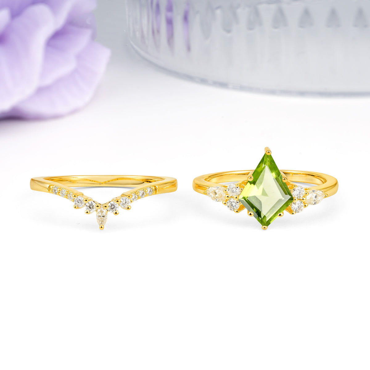 Classic, Luxurious 5-Prong Kite Cut Peridot Bridal Ring Set - Additional view