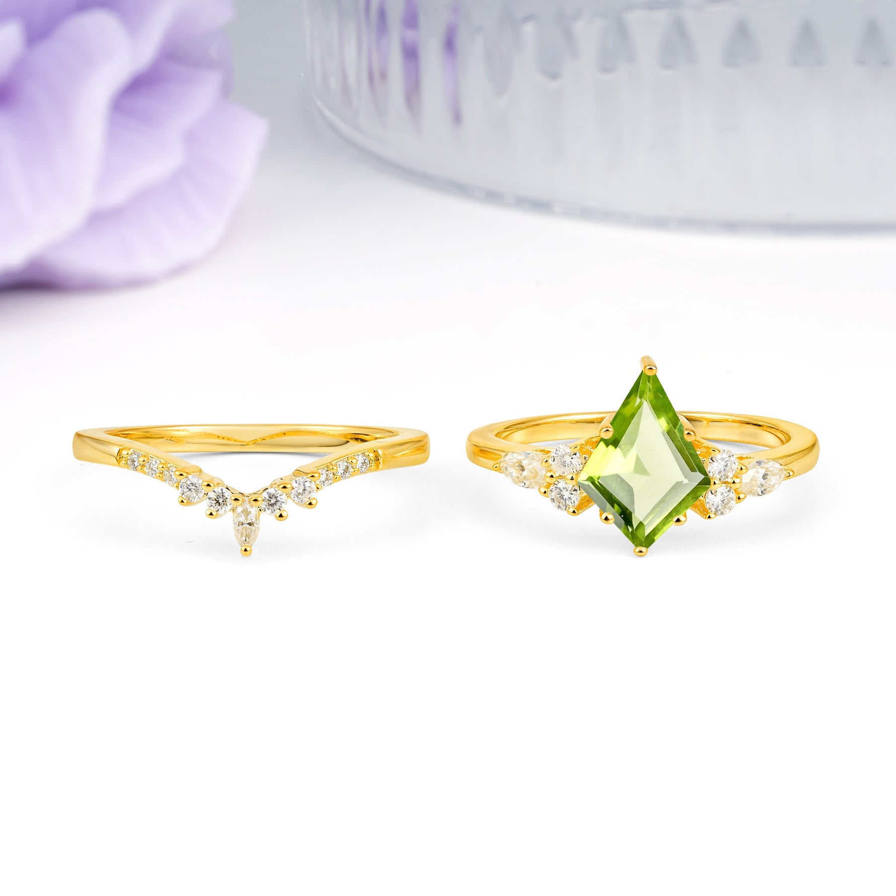 Classic, Luxurious 5-Prong Kite Cut Peridot Bridal Ring Set - Additional view