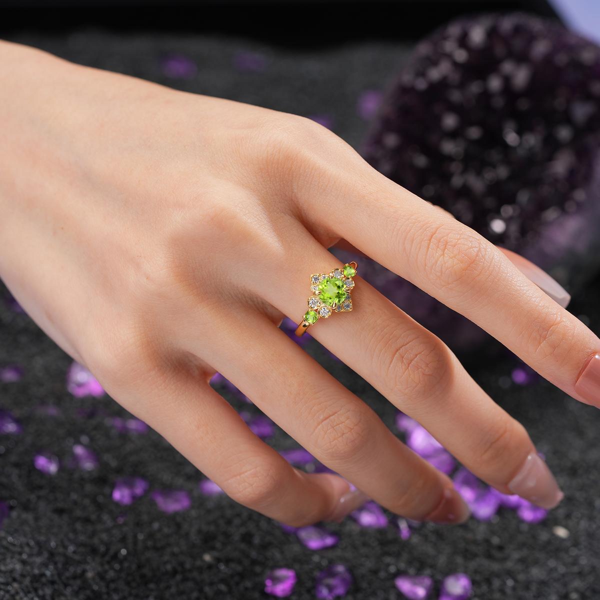 Unique Vintage-Luxury 4-Prong Round Cut Peridot Engagement Ring