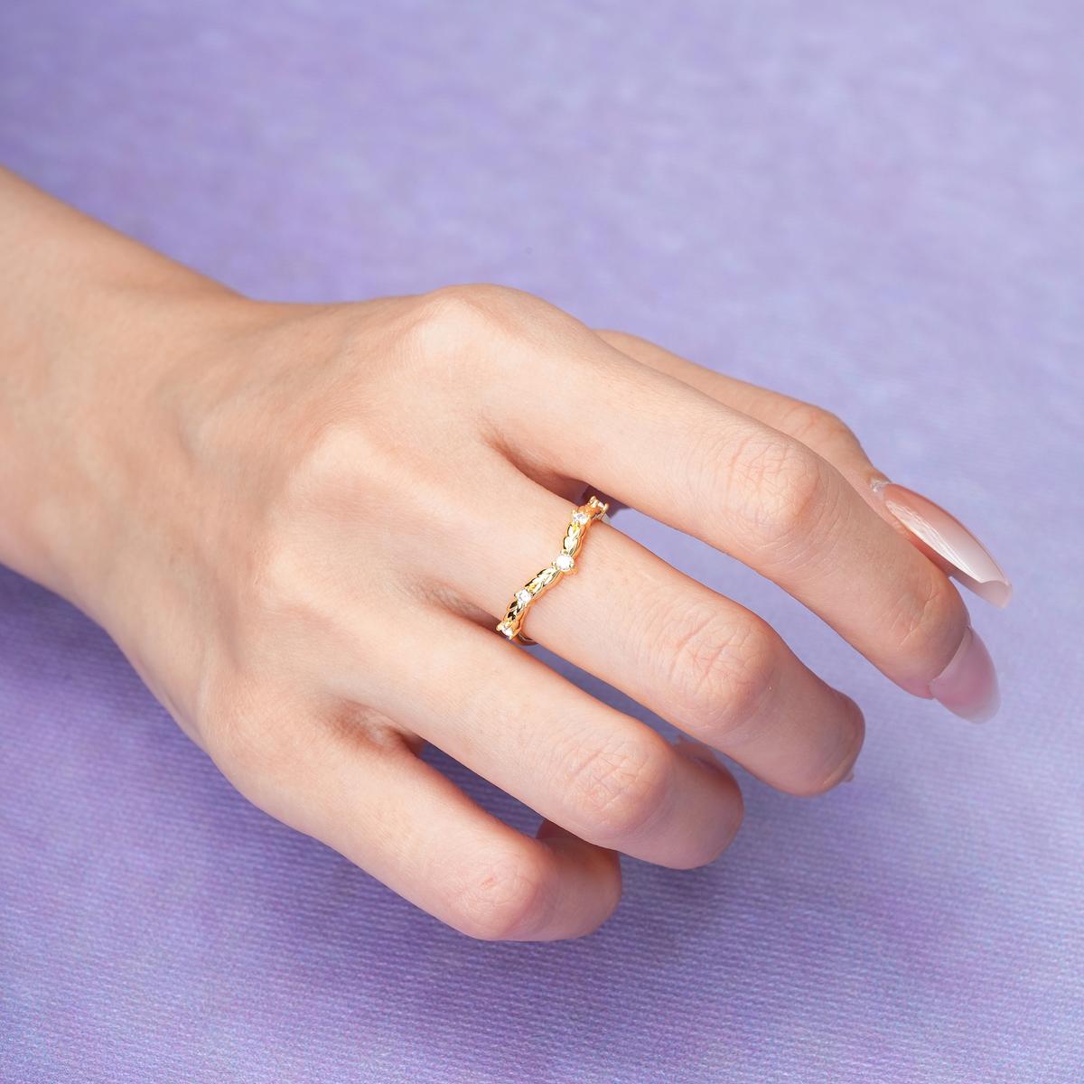 Classic, Minimalist 3-Prong Round Cut Moissanite Wedding Ring