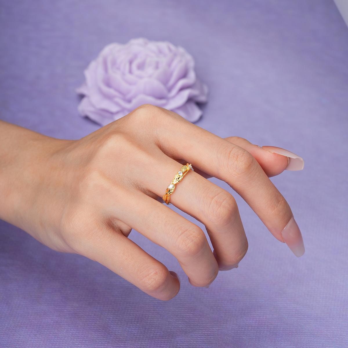 Nature-Inspired Classic Luxury: 4-Prong Round Cut Moissanite Wedding Ring