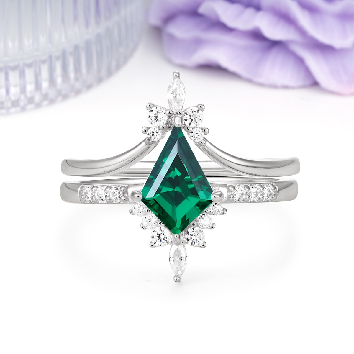Luxurious Classic 4-Prong Kite Cut Emerald Bridal Ring Set - Additional view