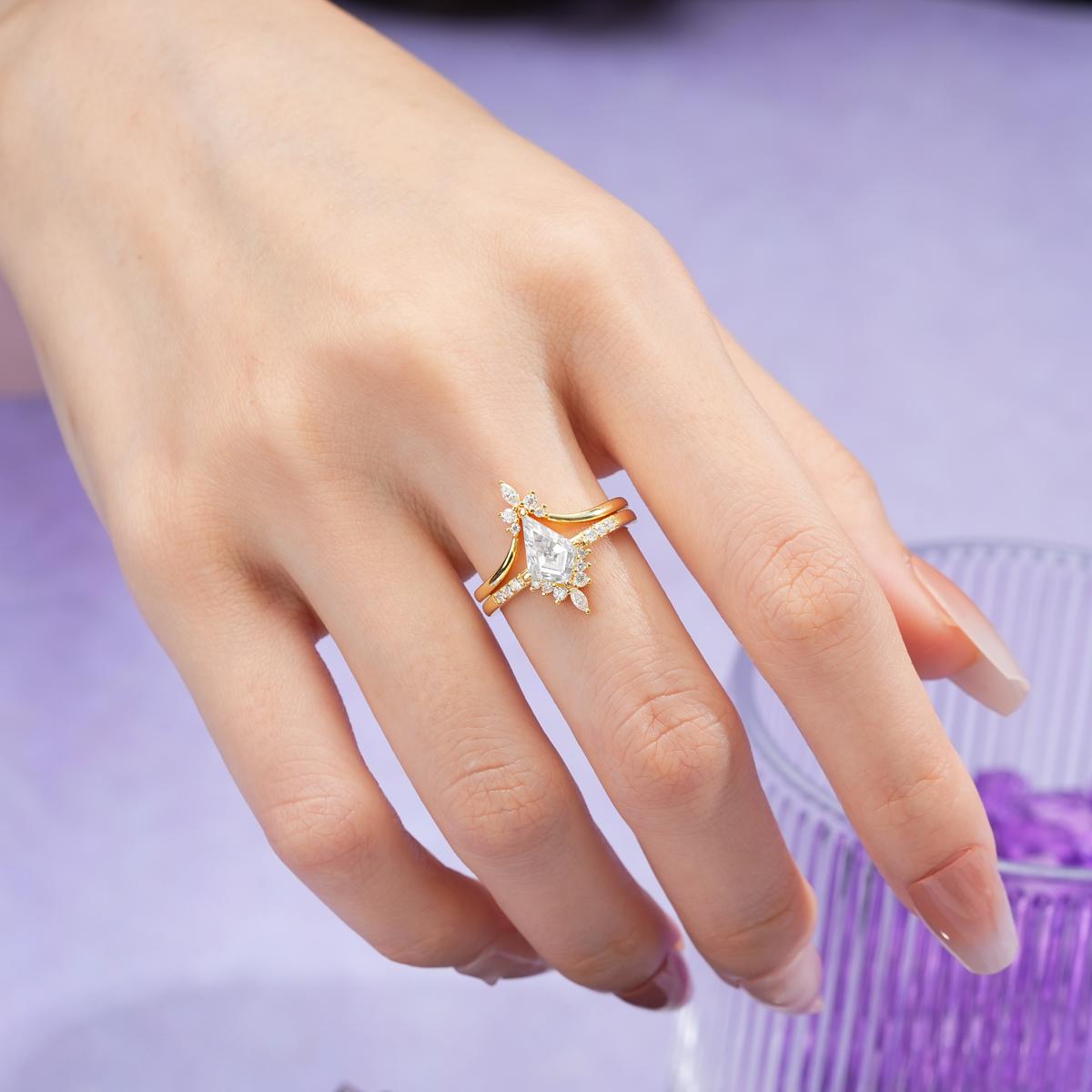 Luxurious Classic 4-Prong Kite Cut Moissanite Bridal Ring Set