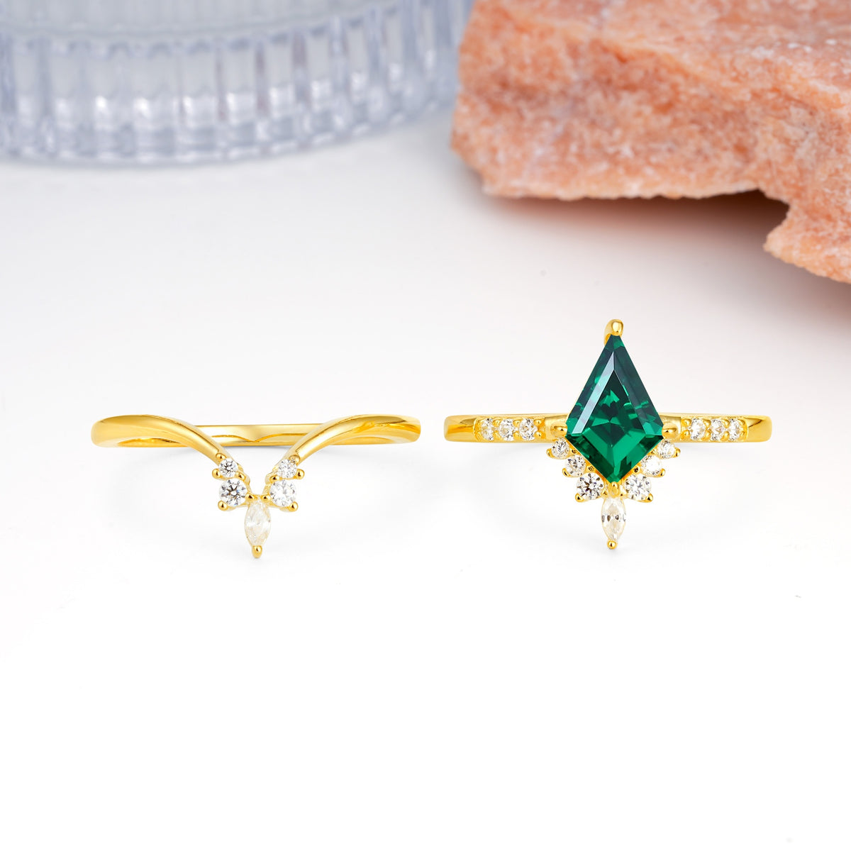 Luxurious Classic 4-Prong Kite Cut Emerald Bridal Ring Set - Additional view