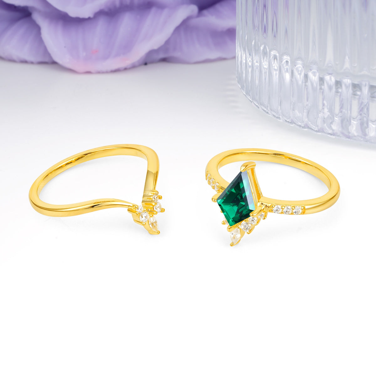 Luxurious Classic 4-Prong Kite Cut Emerald Bridal Ring Set - Additional view