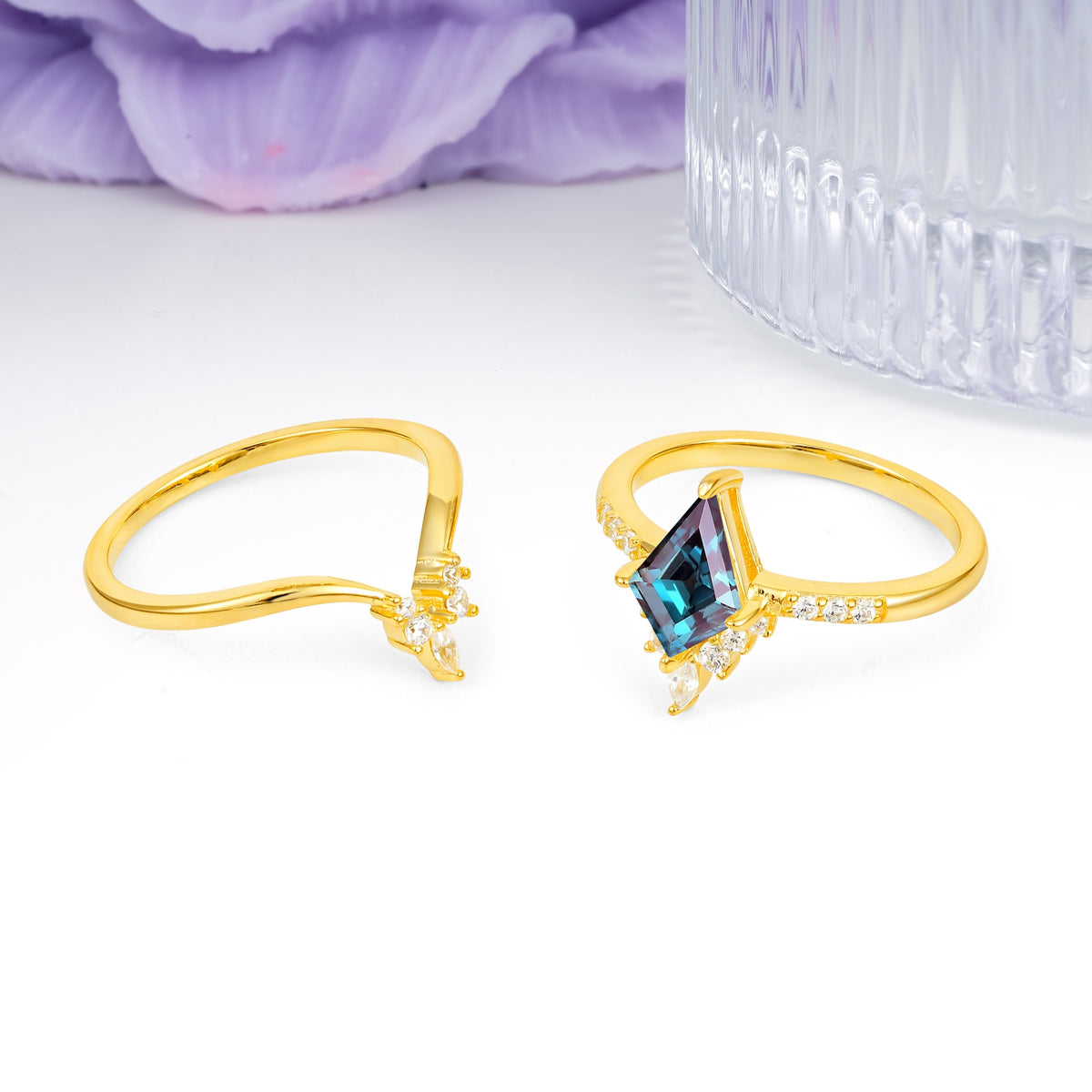 Luxurious Classic 4-Prong Kite Cut Alexandrite Bridal Ring Set - Additional view