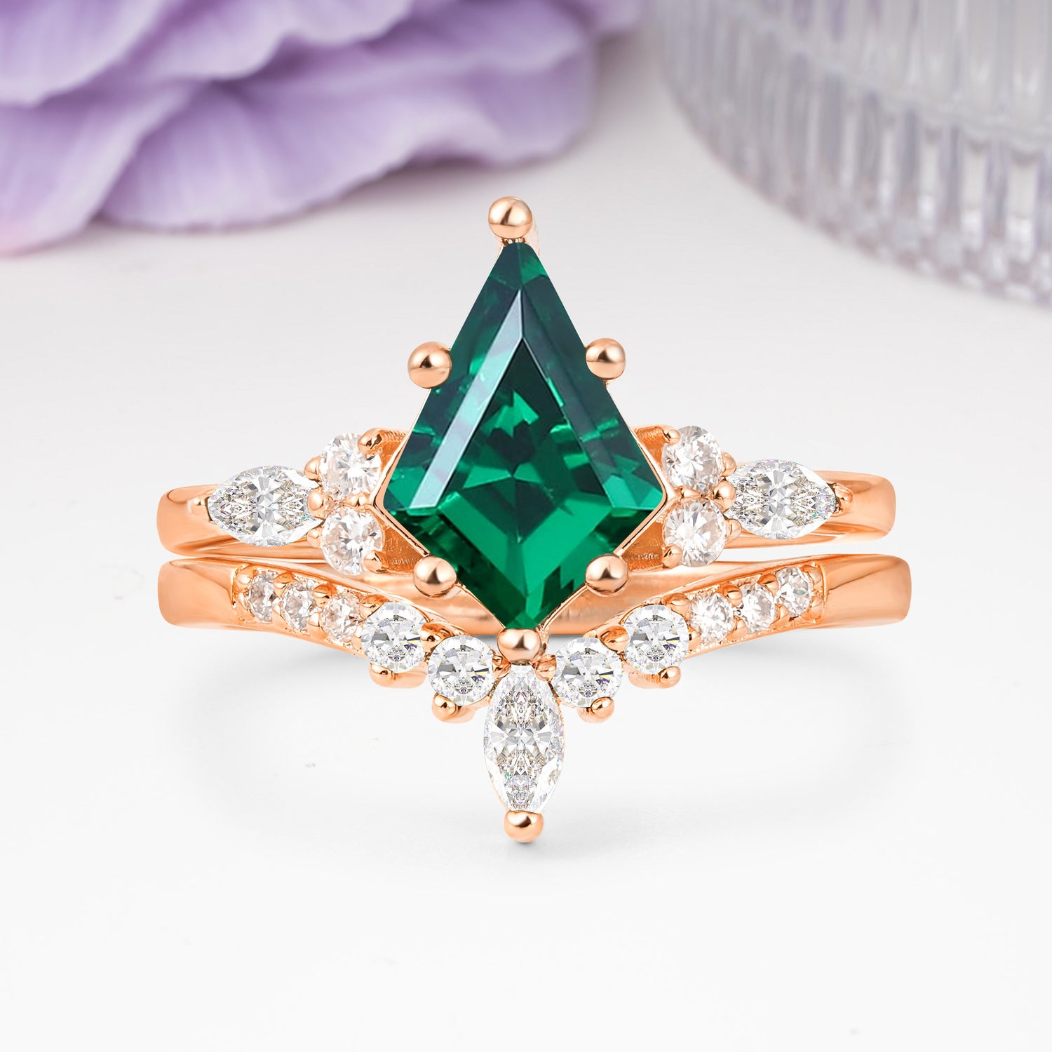 Luxurious 5-Prong Kite Cut Emerald Bridal Ring Set