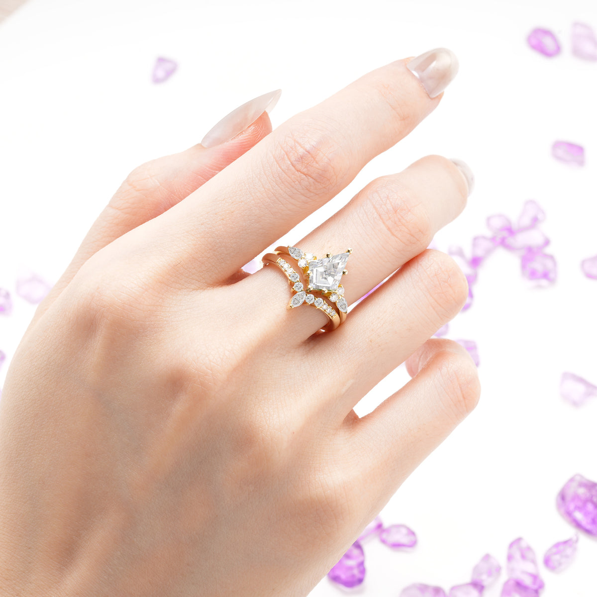 Luxurious 5-Prong Kite Cut Moissanite Bridal Ring Set