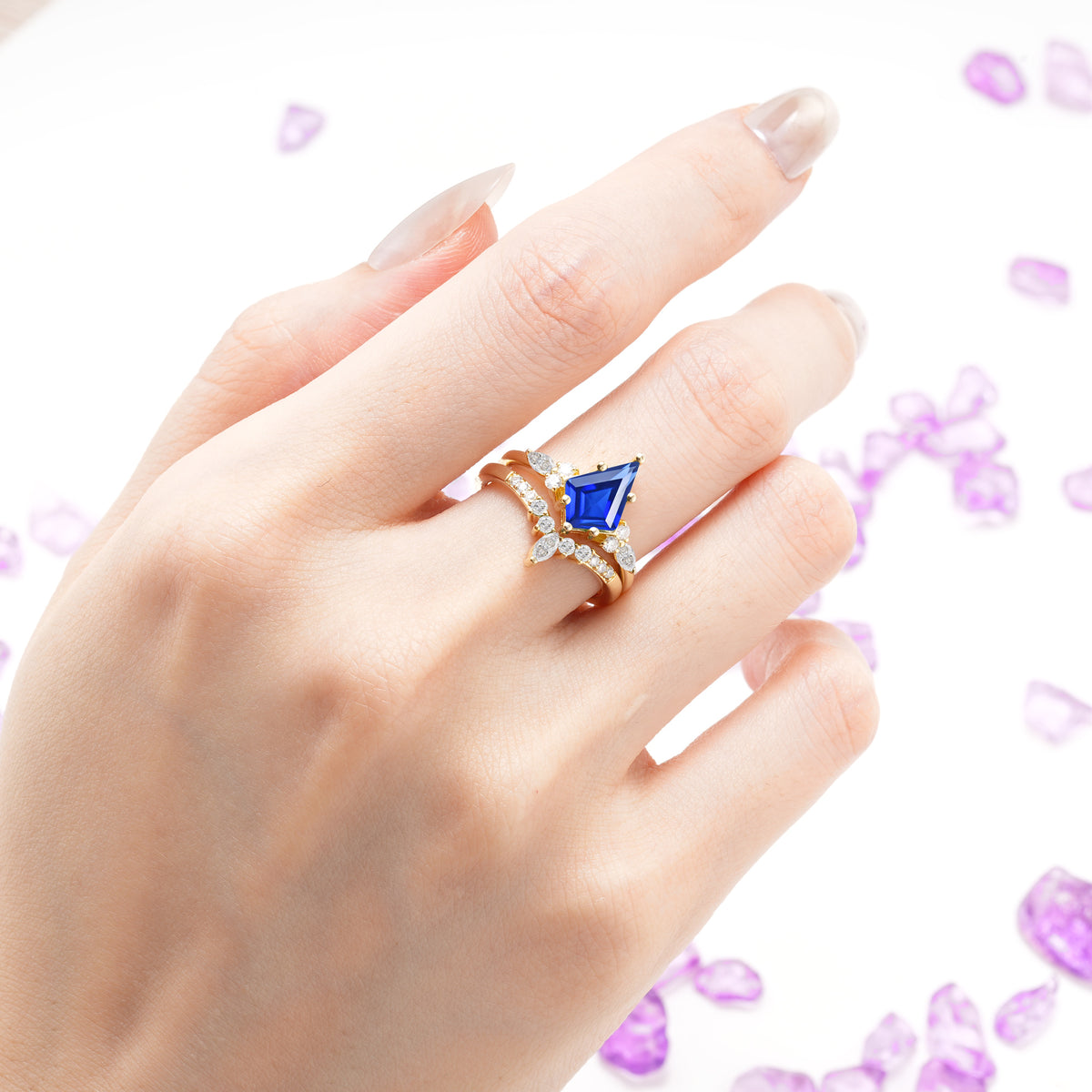 Luxurious 5-Prong Kite Cut Sapphire Bridal Ring Set