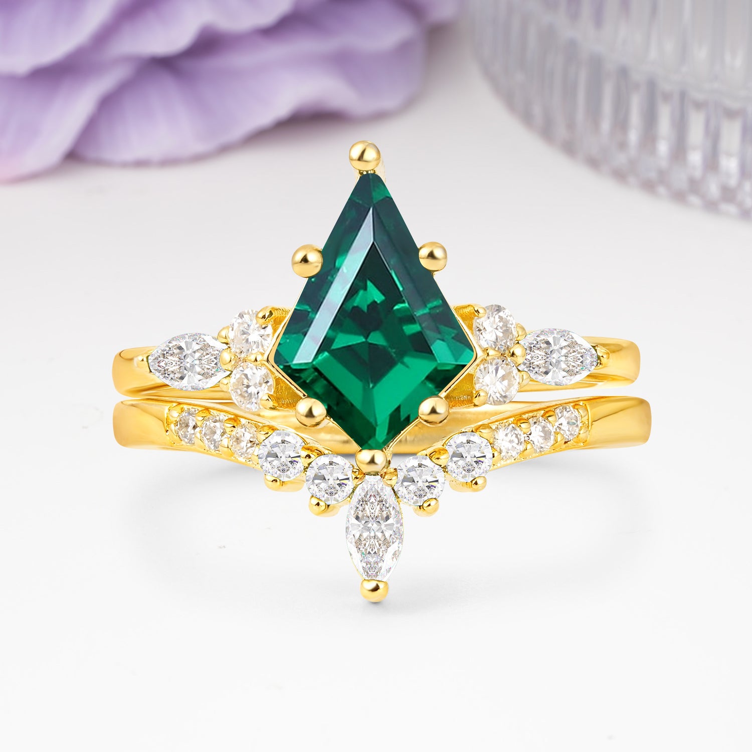 Luxurious 5-Prong Kite Cut Emerald Bridal Ring Set