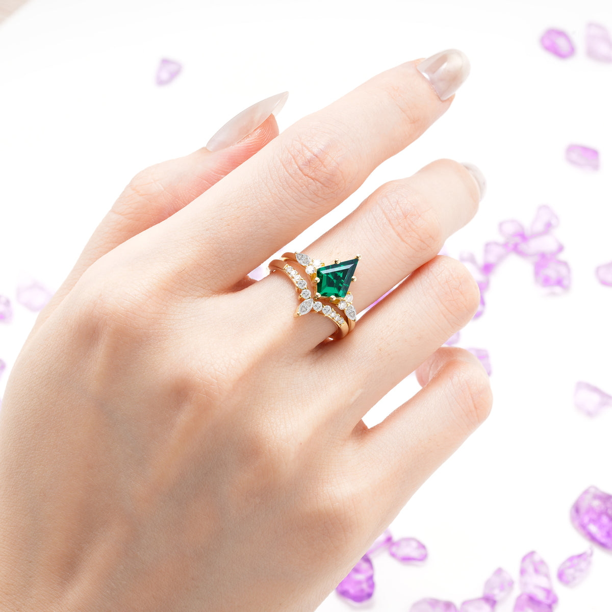 Luxurious 5-Prong Kite Cut Emerald Bridal Ring Set