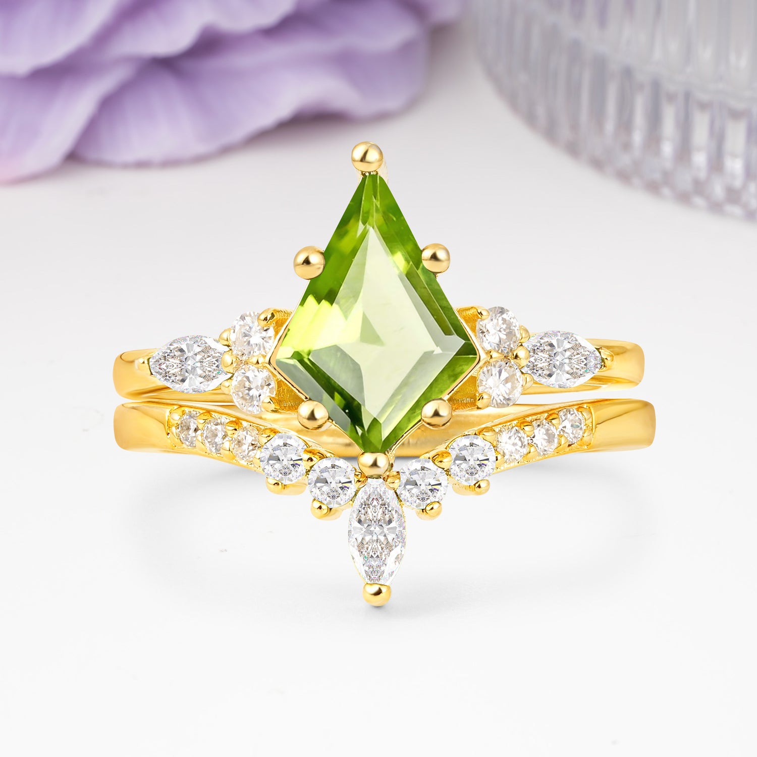 Luxurious 5-Prong Kite Cut Peridot Bridal Ring Set
