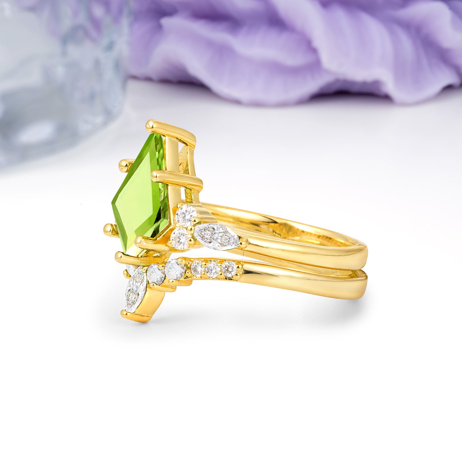 Luxurious 5-Prong Kite Cut Peridot Bridal Ring Set